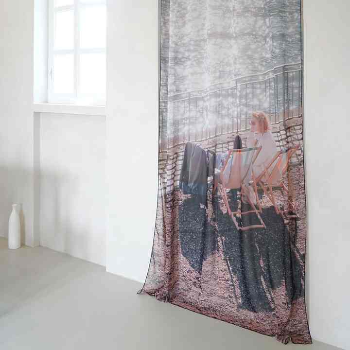 【Chloe Young】sunshower ファブリック ポスター［2サイズ］