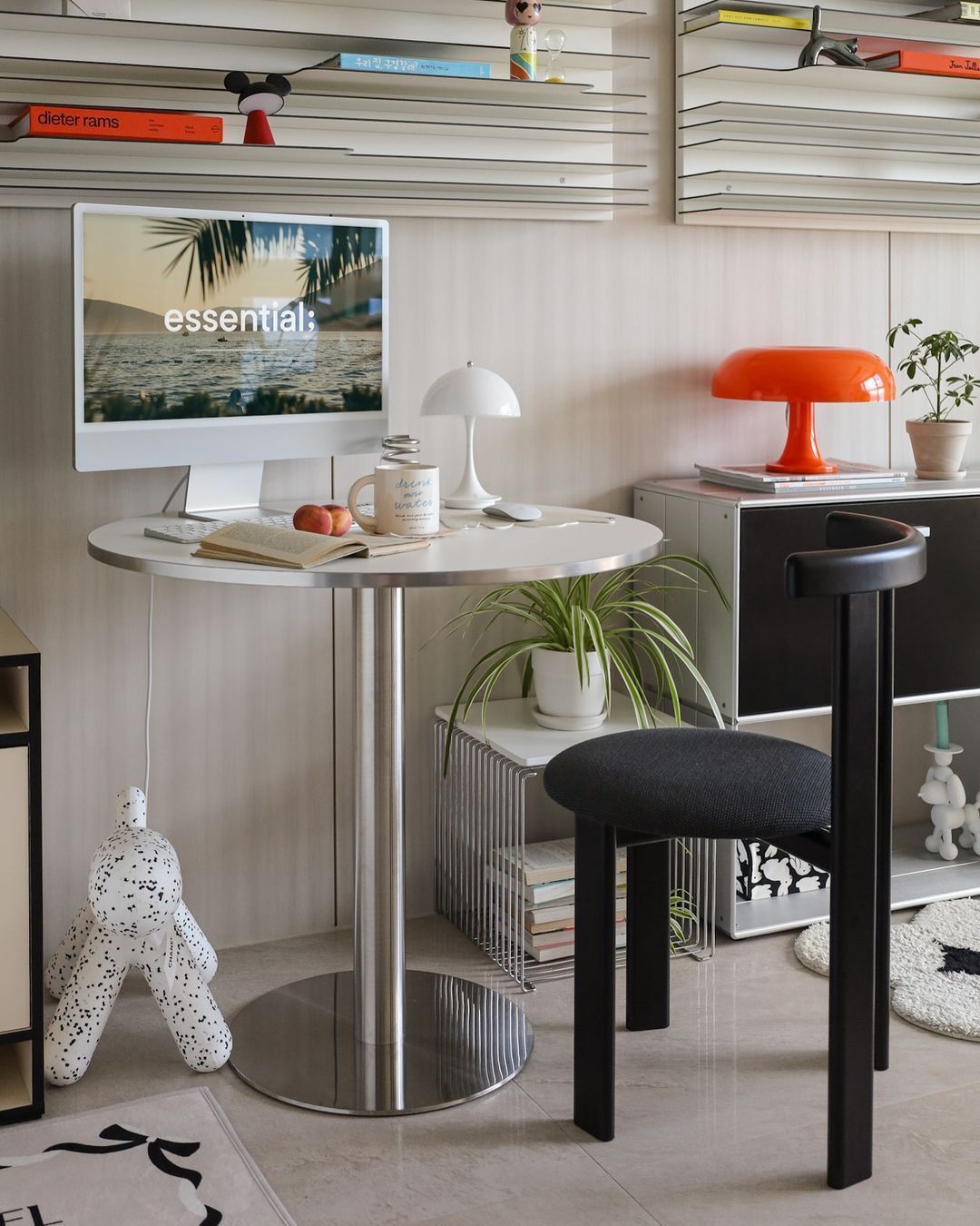 ダイニングテーブルはミッドセンチュリーモダン風で機能的に