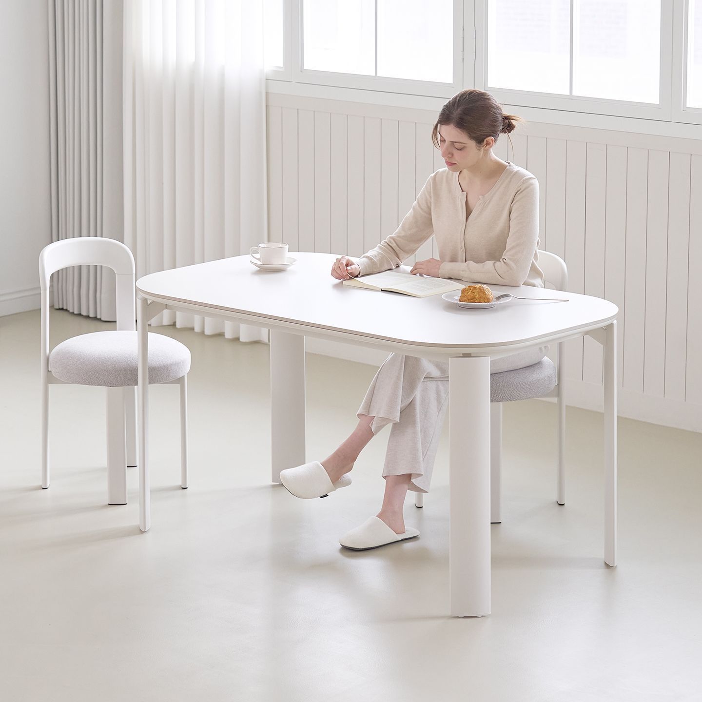 KANADEMONO THE CAFE TABLE / リノリウム Stainless 4本脚 × ラウンド