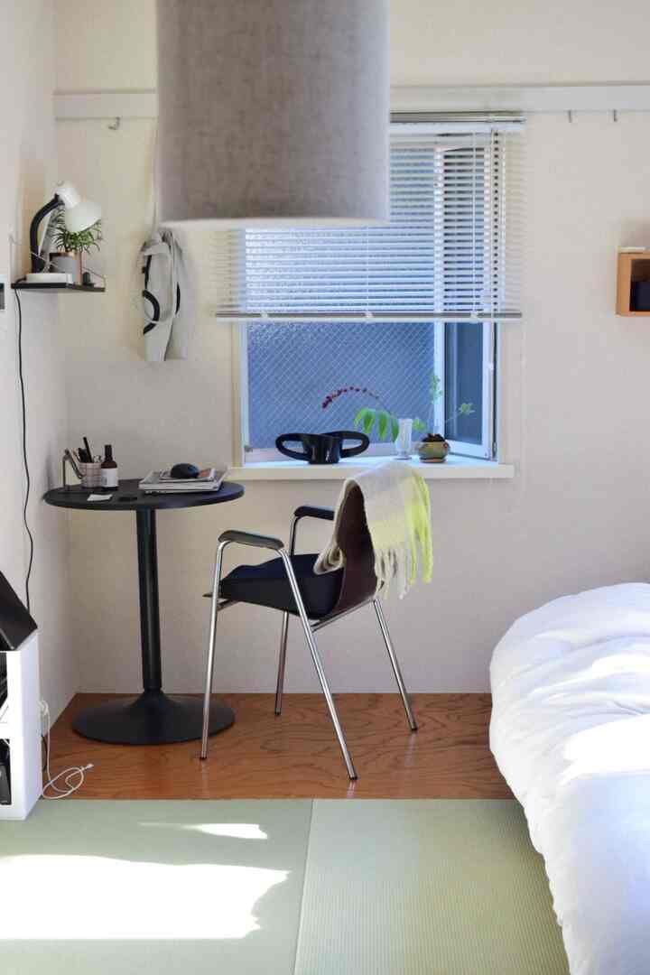 白と黒の調和が美しい、小さなワークスペース。カフェ風のテーブルと椅子が配置された整った空間