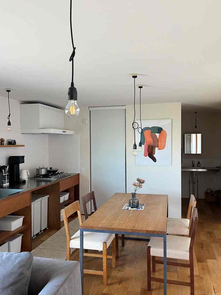 木目調と白を基調としたキッチンとダイニングの空間、シンプルでナチュラルモダンな雰囲気のインテリア