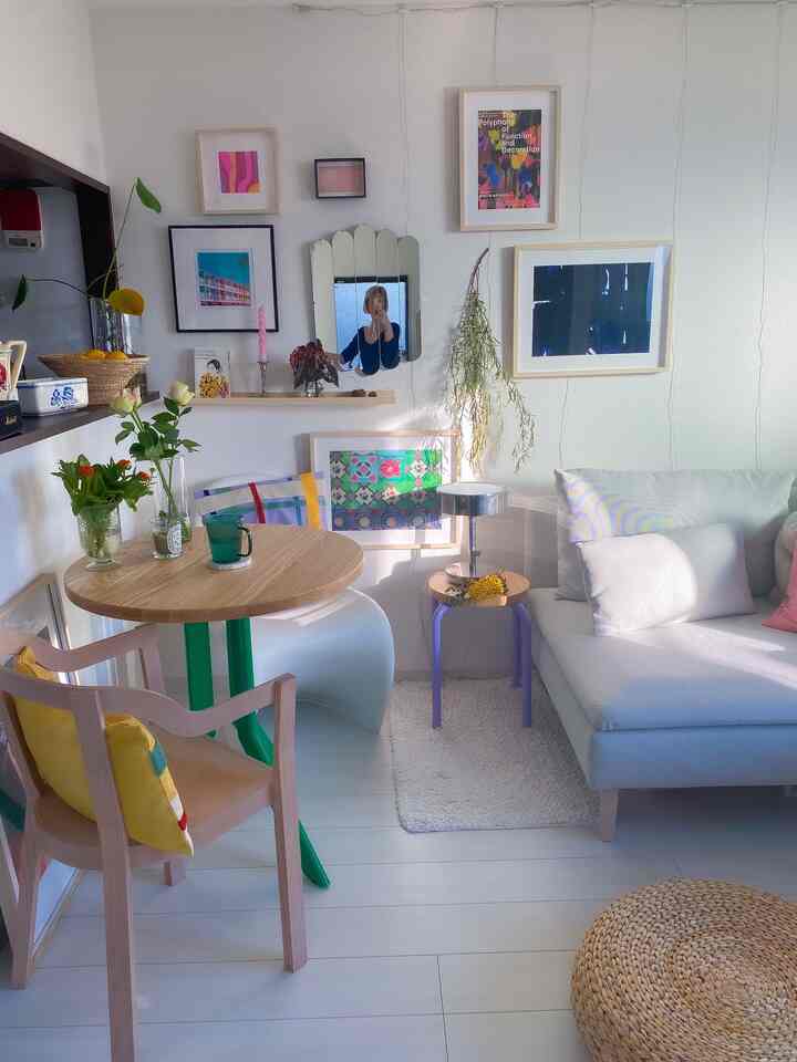 白とナチュラルカラーのダイニングルーム、木製のテーブルとソファが配置された雰囲気のあるインテリア