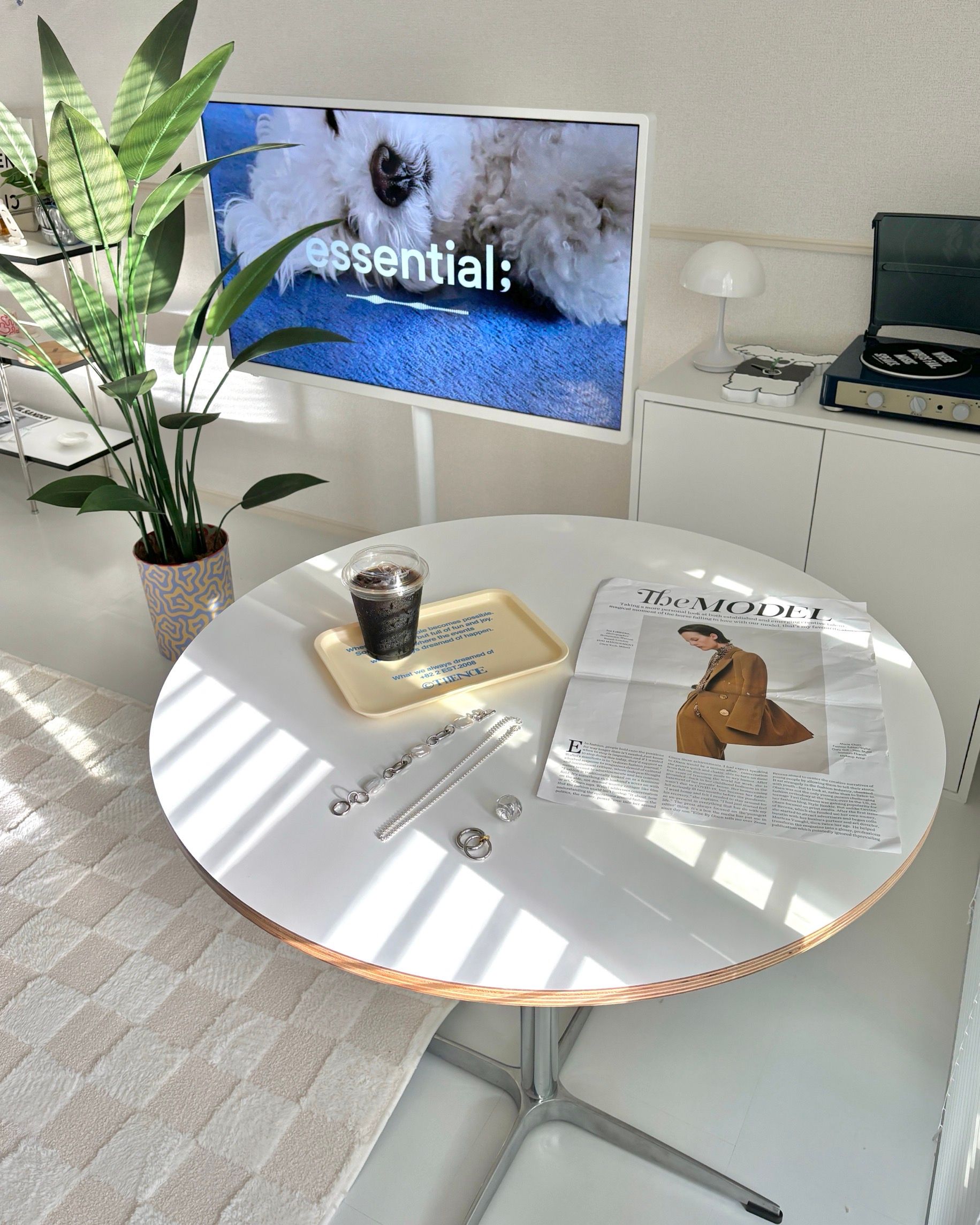 smoo カフェテーブル　円形　白　値下げしました！ smoo カフェテーブル 円形を使ったインテリアコーディネート集 |Ohouse