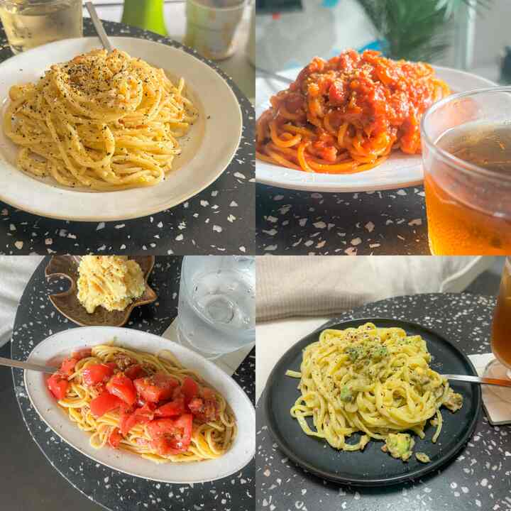 テラゾー柄の黒いサイドテーブルに皿とグラスが配置された、一人暮らし向けの雰囲気あるおうちカフェ空間