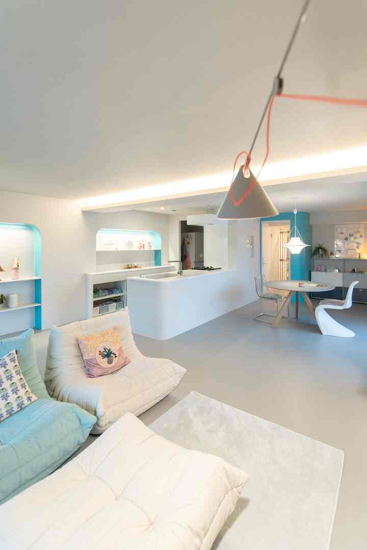 ホワイトとナチュラルカラーのリビング、モダンな家具と間接照明が配置された雰囲気のある空間