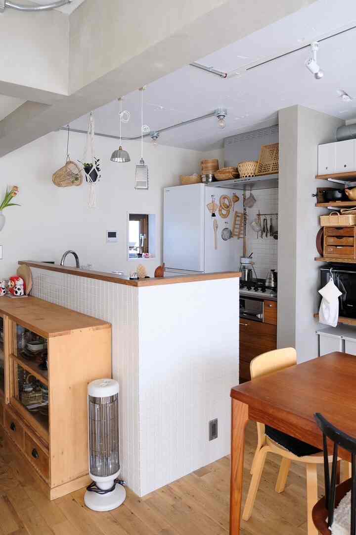 白いタイルと木目調の家具が調和したナチュラルモダンなキッチンスペース