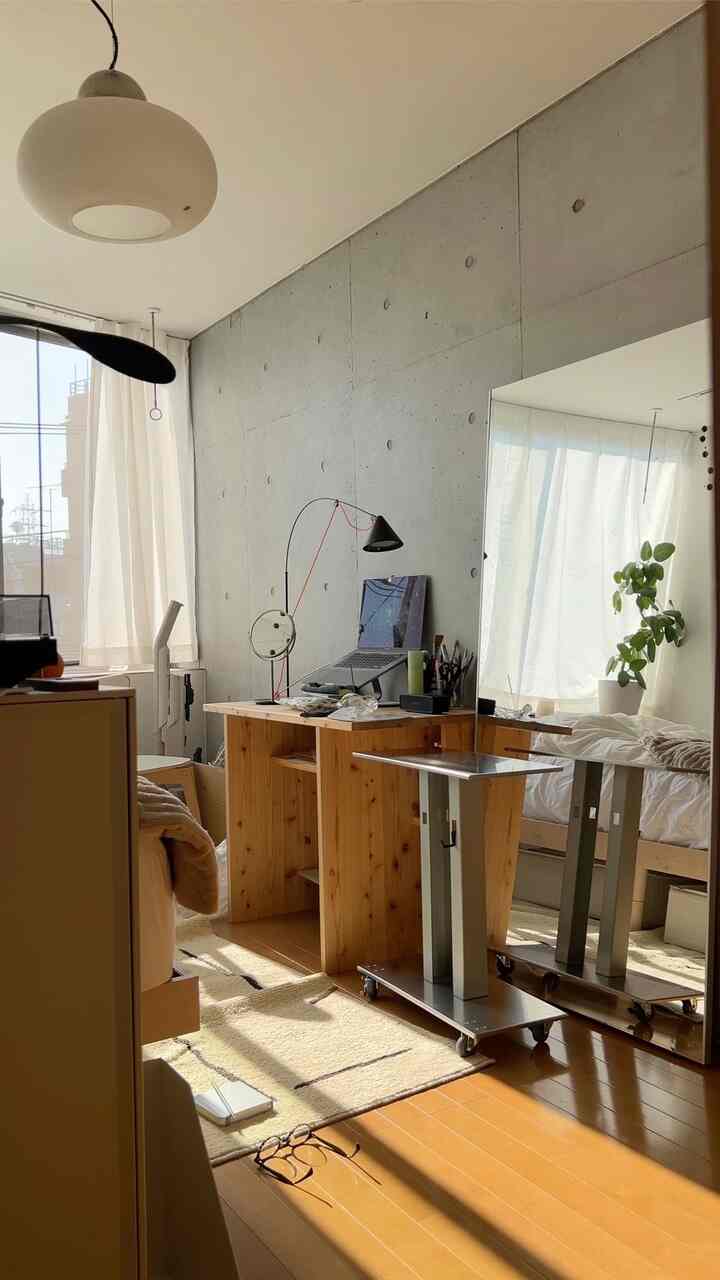 自然光が差し込む白とナチュラルウッドトーンの6畳ワンルーム寝室兼ホームオフィス空間