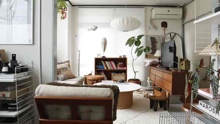 白と木目調の4.5畳と6畳のリビング兼ワークスペース、ヴィンテージ家具と自然素材が映える雰囲気のあるインテリア