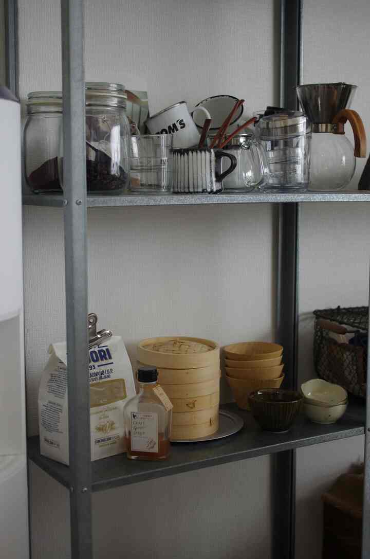 ナチュラルカラーのパントリー空間、イケアの金属棚にキッチンボウルとコーヒー用品が整理された印象的なインテリア