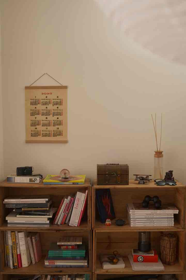 ベージュの壁と木目調の木箱が配置された、ナチュラルでレトロな雰囲気のホームオフィス空間