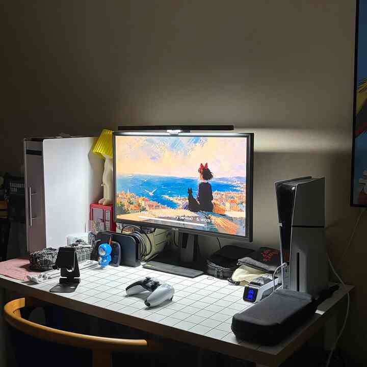 明るい白いタイルのデスクにモニターとゲームコントローラーが配された一人用のゲームルーム