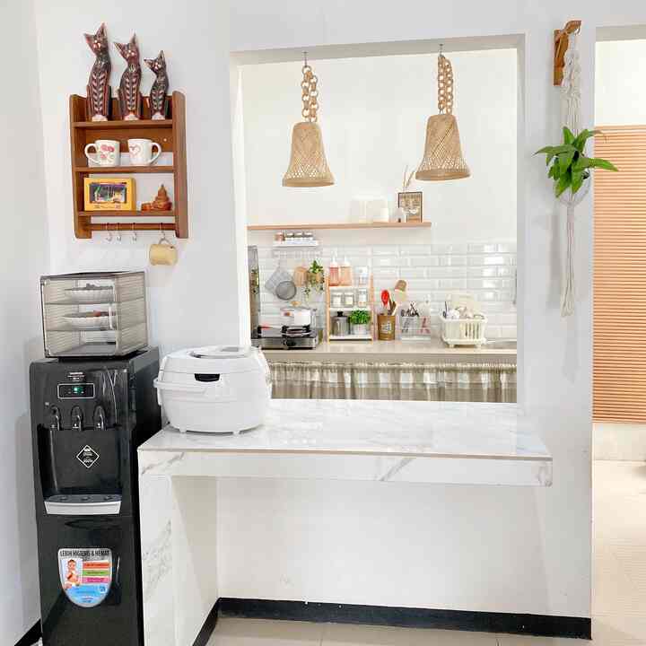 Ini adalah area sekat antara living room dan dapur, awalnya inituh akan saya jadikan meja bar, tetapi sekarang beralih menjadi meja serbaguna untuk menyimpan apapun🤗 


#kitchen #ricecooker #lampubambu #kaplampu #tudungasaji #venetianblinds #mejabar #rumahminimalist 