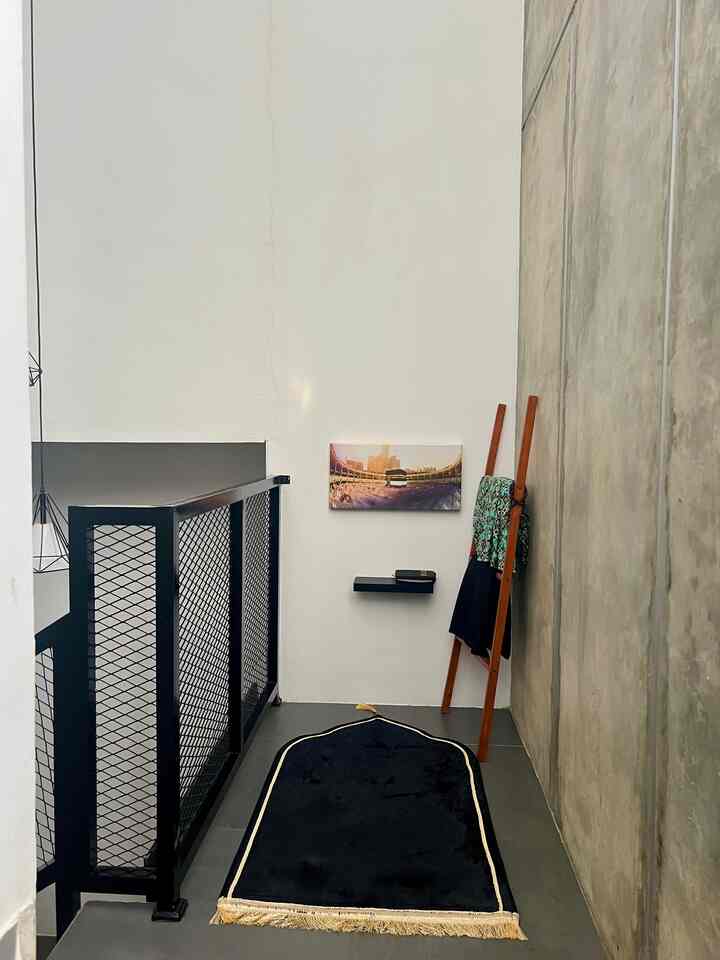 Prayer Area ✨

Keinginan kalo punya rumah tuh punya space khusus buat ibadah, ga perlu luas (karena emang lahannya minim sih 😅) yang penting nyaman, bersih, dan ga boleh ada aktivitas lain disitu selain beribadah. Memanfaatkan bordes tangga seperti di #BruwnHouse bisa menjadi opsi kalah memang lahan rumah serba terbatas 😁🫶🏻

#PrayerArea
#PrayerRoom
#WarnaCatRumah
#CatTembok
#Cat
#LantaiGranit
