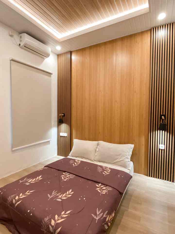 Kamar utama dengan luas 3x3 meter ini pakai konsep japandi..dekorasi dibuat sesimple ini supaya tetap terasa luas. Untuk dinding menggunakan wall panel dengan 2 series yang berbeda, dan plafonnya menggunakan plafon pvc model drop ceiling. Wall panel dan plafon pvcnya adalah produk dari Elite Plafon.
#interiorkamar
#japandi
#rumahjapandi
#kamarutama
#kasurkamar
