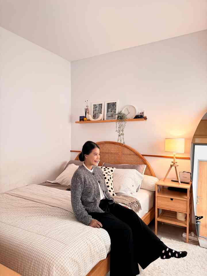 Siapa bilang kamar minimalis gabisa dibikin nyaman? Aku mau share beberapa tips supaya kamar minimalis tetep nyaman☺️

✅ menggunakan palet warna netral 
✅ pakai rak dinding untuk menyimpan dekorasi pemanis ruangan supaya tidak memakan tempat di area lantai
✅ menggunakan kombinasi lemari terbuka dan tertutup supaya ruangan tidak terlalu penuh dan pengap
✅ direkomendasikan untuk custom lemari yang tingginya hingga ke plafon untuk memperbanyak kapasitas storage
✅ menggunakan lampu tidur dengan tipe cahaya warm white agar tidak menyilaukan mata 
✅ menggunakan perangkat tidur (bantal, guling, sprei) dengan bahan yang berkualitas (halus dan menyerap dingin)

Sekian tips yang bisa dishare, semoga membantu😆

#BedroomStyling #TipsKamarMinimalis #BedroomDecor #BedroomInspo #InspirasiKamarTidur #DipanRotan #AmbalanBambu #LampuTidur