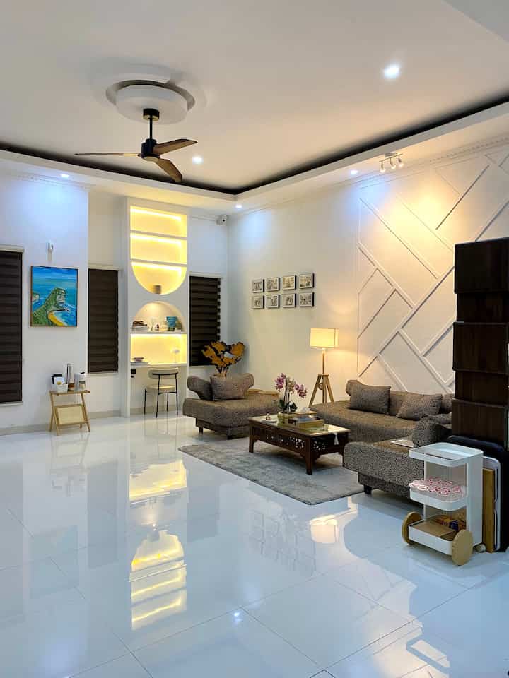 Karena Luas tanah di Rumah ini hanya 161m2, Jadi kami mengusung Konsep Open Space, dan tidak menggunakan banyak sekat ruangan.

Tidak ada Ruang Tamu, Lantai dasar kami gunakan untuk Living Room sekaligus Ruang Makan yang hanya disekat dengan Cabinet. 

Secara sengaja tidak di isi dengan banyak furniture. Bertujuan ketika berkumpul dengan keluarga, memiliki ruang gerak yang tidak terbatas.

Semoga Menginspirasi 🤍

#SofaMinimalist #PlavonGypsum #WarnaCatRumah #Cat #RumahOpenSpace #RumahTanpaSekat