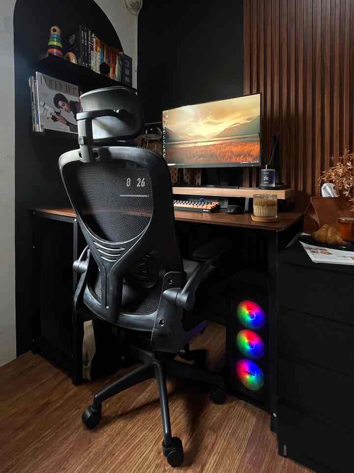 ➖ Small & Bold Workspace 

Karena aku dan suamiku seorang Graphic Designer, jadi kerjanya harus full time depan PC, jadi kita bikin spot nyaman buat kita kerja.

Sekarang spot kerjanya pindah ke pojok area kamar depan, biar lebih terang kena sinmat & nggak bosen juga.

Untuk tema kita tetep konsisten #WarmandBold ya, biar matching sama tema rumah. 🖤🤎

Semoga menginspirasi 🥰🖤

#workspace #ruangkerja #spotkerja #miniworkspace #kursikerja #kursigaming #mejakerja #mejasudut #kabinetlaci #lampumeja #keyboard #pc #mejakomputer #rakbuku #ambalan #wallpanelpvc #reeddiffuser #vynillantai  #inspirasiruangkerja #ruangkerjaminimalis #spotkerjadirumah #warmandbolddecor #homedecor #rumahmungil #rumahcluster #lollahouse 