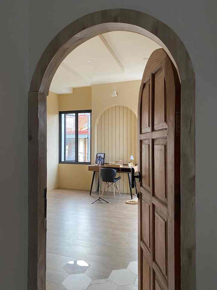 Salah satu Ruangan Favorite ku dirumah.
Workspace dengan Center Point "Arch" ditambah Pintu Masuk yang dibuat dengan Desain "Arch" juga.
Menjadi keunikan tersendiri di Rumah ini.

#FunFact 
Jendela sampai saat ini belum dipasang gorden/Roller Blind dengan tujuan agar cahaya melimpah masuk ke seluruh penjuru ruangan.
Mengingat Workspace ini sering digunakan untuk aktifitas membuat konten.

Walaupun siang hari terasa agak panas dan gerah, tapi kalau sudah buka jendela.
Angin sepoi-sepoi buat Adem Suasana ✨

Semoga Menginspirasi🤍

#WorkSpace #HomeOffice #Archdesaign #Arch #InspirasiRumah #RuangCompact #RumahOpenSpace #RumahTanpaSekat