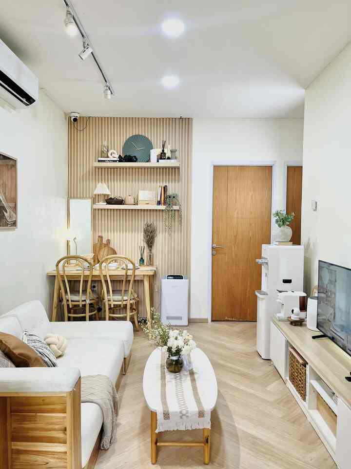 Our Lil House - Open Space

Karena rumah kami mungil, kami benar-benar memanfaatkan space yang ada termasuk ruang keluarga dan meja makan yang menyatu. Kami sangat meminimalisir sekat agar rumah tidak terlihat sempit dan kecil. Dengan pengaplikasian open space pada rumah, bikin rumah jadi terlihat lebih luas.

#Rumahopenspace #rumahtanpasekat #wallpanel #lantaivinyl #sofabed #coffeetable #mejamakankayu