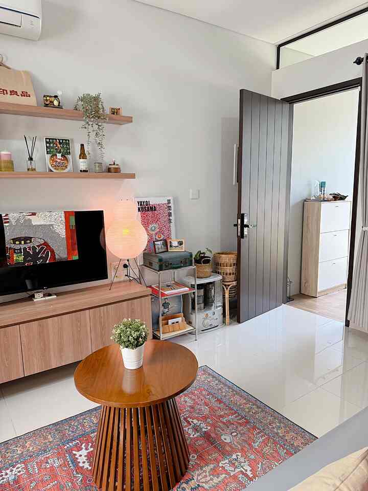 Entrance ‘secimit’ yang begitu buka pintu langsung ketemu living room 🤗
Temen-temen online biasanya naruh apa nih di area entrance/foyer? Kalau aku baru bisa naruh shoe rack alias rak sepatu 😄
Next time pengen deh ngasih dekorasi lainnya, seperti kabinet kecil untuk area foyer dan cermin full body buat rapih-rapih sebelum keluar rumah yang bisa sekalian juga menambah semarak suasana living room 🥰

#foyerrumah #entrance #dekorasifoyer #dekorasiruangtamu #raksepatu #karpetturki #lampumeja #kursimalas #mejajati

