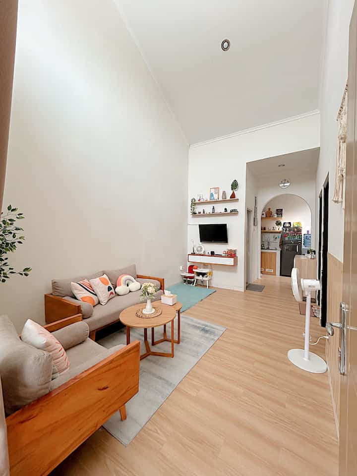 Haiii tetangga online 🏡

Rumah kami ini tergolong mungil berukuran LB 45m2. Meski mungil, tapi tetap bisa estetik ✨

Pemilihan warna cat dinding, warna furniture dan tata letak menjadi sangat penting dan menjadi tantangan dalam kami mendesain rumah.

Warna dinding yg terang, warna furniture yg netral serta penataan yg pass akan menjadi rumah mungil terasa lega✨
Tidak banyak furniture juga menjadi salah satu faktor rumah terlihat lega.

Begitu buka pintu, langsung terlihat antara ruang tamu dengan ruang tv 🤗

Semoga menjadi inspirasi🤗✨
#WarnaRumahCat #Cat #LantaiVinyl #MejaTVGantung #KarpetLantai #SofaKayuJapandi #RuanganTerbatas #RuangCompact #PohonArtificial #AmbalanDinding 