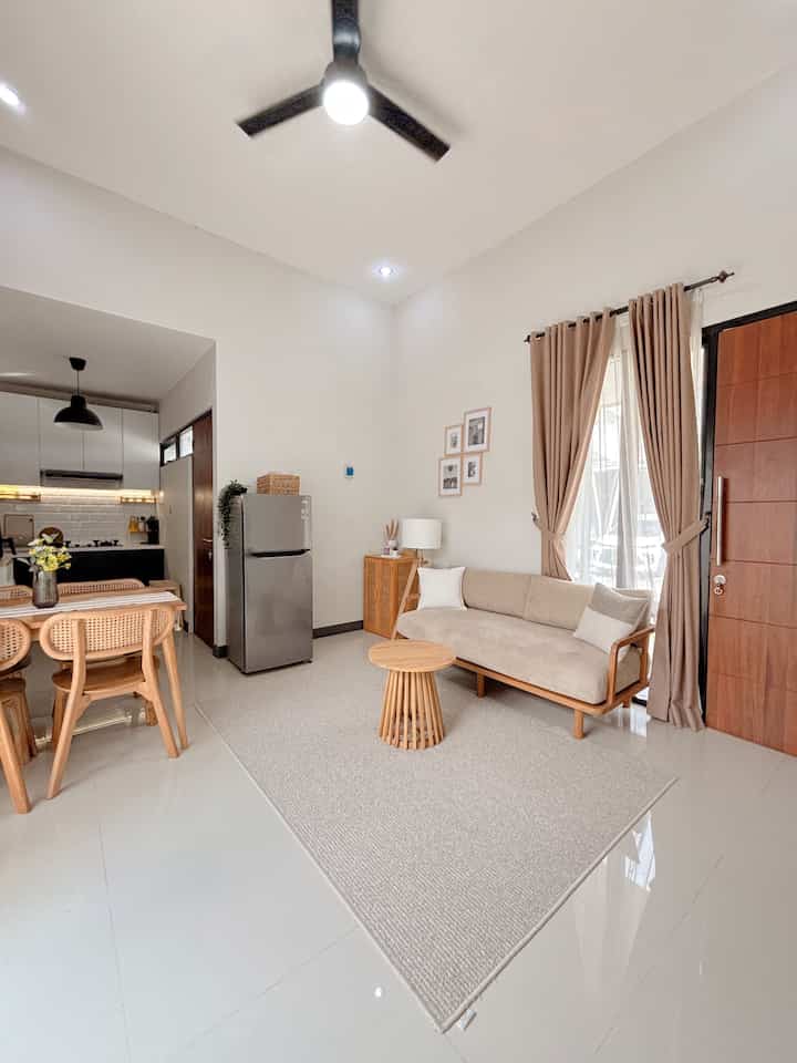 Rumah dengan konsep open space ✨

Living room dan kitchen dibuat menyatu untuk memaksimalkan space yang ada. Dengan memakai konsep open space tentunya harus lebih memperhatikan kerapian karena ruangan bisa terlihat keseluruhan dalam satu pandangan mata.

#KipasAnginPlafon #SofaMinimalis #MejaMakanMinimalis #LampuGantung #FloorLamp #RumahOpenSpace #RumahTanpaSekat 