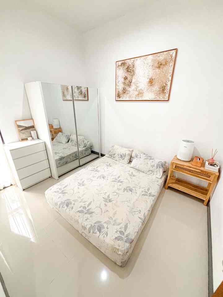 Tiny bedroom inspo ✨

Kamar berukuran 3,5x3 m yang bernuansa white & wood. Tidak terlalu banyak dekorasi karena masih dalam proses renovasi. 

#KamarTidur #KamarTidurMinimalis #reeddiffuser #drawer #inspirasikamar #dekorasikamar #bedsheet 