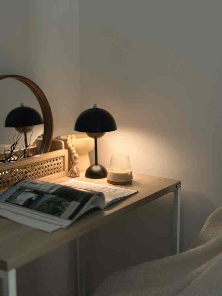 memanfaatkan space kosong di sudut kamar utama, untuk jadi tempat kerja bisa juga jadi tempat santai, bahkan untuk dandan.
Menggunakan table dengan ukuran yang tidak terlalu besar, ada round mirror kalo sewaktu-waktu dibutuhkan. 
kalo mau kerja tinggal simpan iPad dan keyboard. Jadi sudut multifungsi yaa 😊

#MejaKerja
#MejaBelajar
#MushroomLamp
#RoundMirror
#TableLamp
#GelasCafe
#WoodenBeads
#VaseBowl
#WorkingSpace
#StudyDesk
#SudutKerja
#SudutSantai