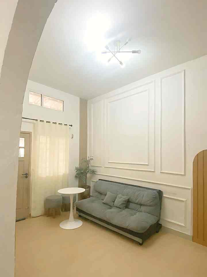 Ini adalah ruang tamu kami , untuk dinding kita tambahkan wall moulding dari gypsum biar dindingnya tidak terlihat polos , dan kita juga tambahkan wall batten juga dari kayu jati , wall baten dan wall moulding ini sudah 2 tahun terpasang dan masih awet sampai sekarang 

#ruangtamu
#kursistool
#livingroom
#ruangtaminimalis
#wallmoulding
#wallbatten
#inspirasiruangtv


