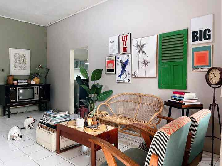 One of the spaces in the house is this room. Initially, the right side was a window, finally I dismantled it and widened it to provide access to the kitchen & dining room.

This room often functions to welcome friends who like to have fun eating and chatting, it is quite spacious and can be used as a place to sit on the floor for 12-15 guests who visit.

In addition, I use this room as a place for ME TIME (reading books and being creative).

Hopefully it inspires 🌱

#vaseesthetic #vase #walldecor #compactspace #ruangtamu #eclectichome #midcentury #vintagehome #rumahminimalis #rumahantik #interiorrumah