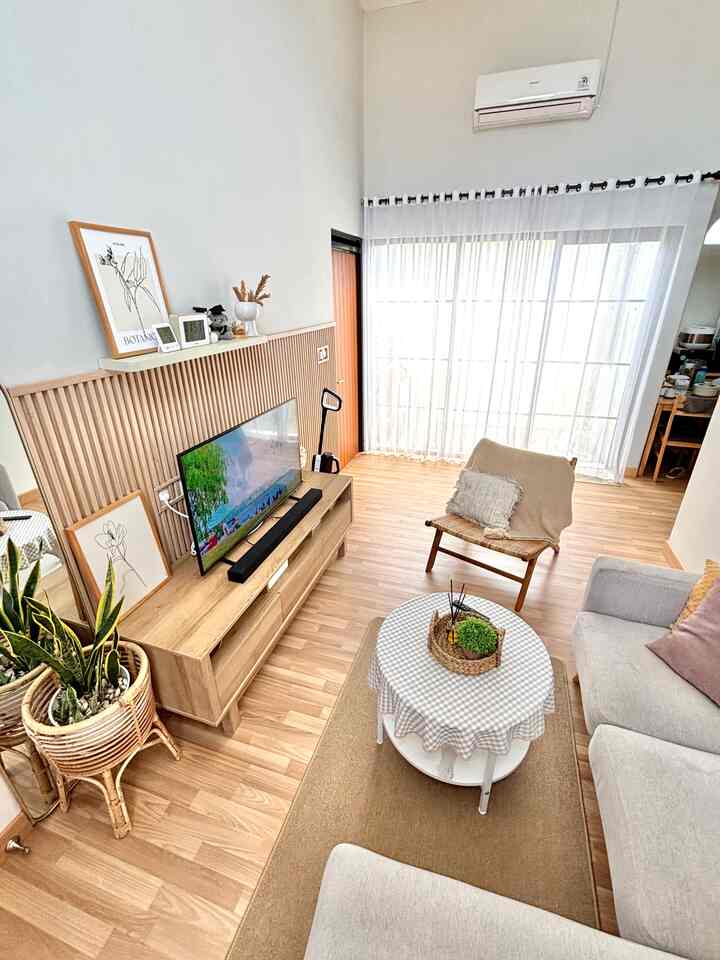 Ruang tamu ini berukuran 2,75 x 5 m 
nah, karena ngga terlalu besar aku punya solusi buat ruang kecil agar terasa luas:
• tambahkan cermin 🪞 
• gunakan meja tv yg sekaligus bisa jd storage📚
• gunakan furniture dg ukuran yg minimalis
• gunakan lantai dari kayu, yg tidak ada nat keramiknya 🪵
• gunakan cat dinding berwarna netral, cerah dan polos✨
• tambahkan jendela yg besar agar ruangan berlimpah cahaya 🌞

gimana menurut tmn2? Rumah kecil jadi terasa lega kan kalau gini 🤎

#LivingRoom #SofaMinimalis
#LantaiParket #WallpaperDinding
#WallpaperEstetik
#RuanganTerbatas #RuangCompact