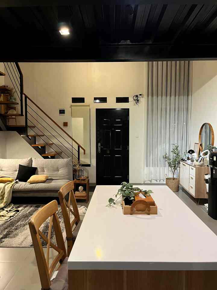 Rumah 5x6 meter tapi ga sempit dan sumpek ✨

Caranya dengan menerapkan konsep open space. Di #rumahmaknaa, lantai dasar ini jadi public area. Di mana kami menggabungkan mini foyer, living room, dan dapur. Ini adalah salah satu keputusan terbaik kami soalnya rumah beneran berasa lebih luas, ga sempit dan sumpek. 

Tapi memang harus hati-hati memilih furniture karena kalo salah pilih furniture rumah akan terasa penuh. pasti ukurannya pas dengan ruangan. Kalau memungkinkan pilih juga furniture yang multifungsi. Misalnya seperti kami memilih menggunakan kitchen island dibanding meja makan agar ada space penyimpanan tambahan. 

Tertarik gaa untuk menerapkan konsep open space ini? atau malah udah diterapkan ? 🥰

#CatRumah #SofaMinimalis #WarnaCatRumah #WarmLighting #LantaiRumah #PlafonBondek #PlafonBondekHitam #Cat #RuanganTerbatas #RuanganCompact