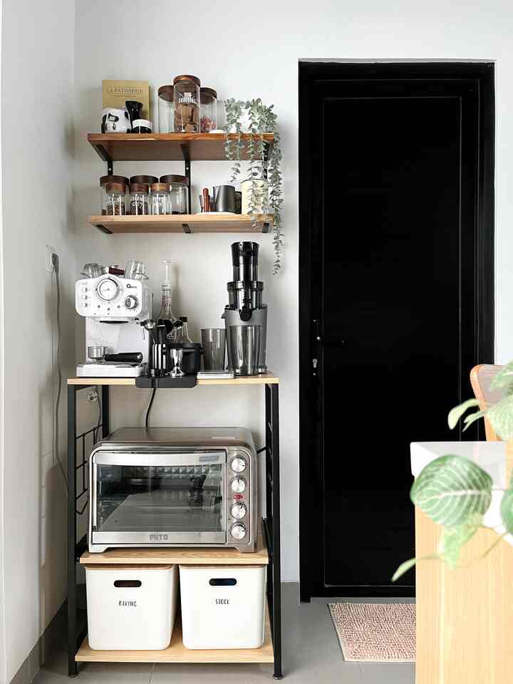 Ada yang baru di sudut inii 😆.

Akhirnya aku punya slow juicer 🥹🥹🥹. 
Biar balance yaa, ga ngopi terus tapi minum yang lebih sehat hehehe. 

#CoffeeCorner #DrinkCorner #SlowJuicer #JarKaca #JarEstetik #RakMultifungsi #RakOven #StorageBox #AmbalanKayuJati #KayuJati #OpenShelf

