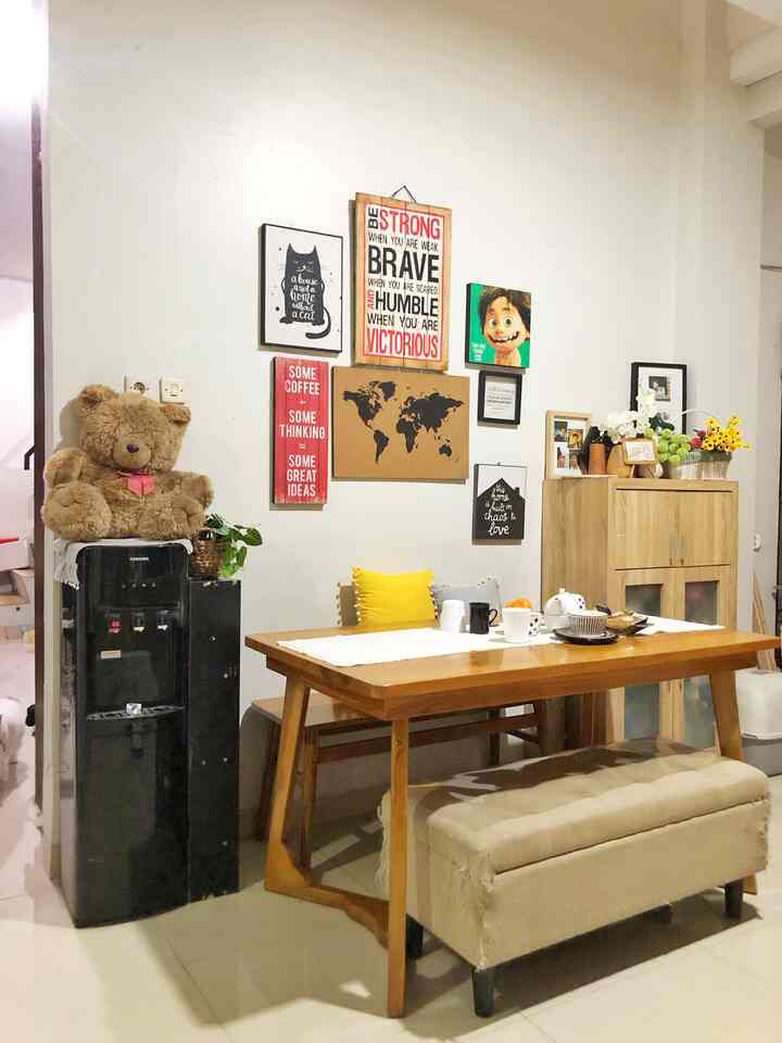 Akhirnya kami memutuskan untuk memiliki meja makan yang lebih besar, karena kami semua membesar 😄 dan ruang ini pun jadi multifungsi untuk makan, nonton dan bekerja

Saya suka peralatan makan yang sederhana, minimalis seperti juga pernik pernik seperti taplak
meja dan bantal pemanis.

maafkan penampilan si bench yang teraniaya oleh para anabuls 😁

#PeralatanMakan #InspirasiRuangMakan #taplakmeja #mejamakan #bantalpompom #gelasestetik #piring #mangkukeramik #bench