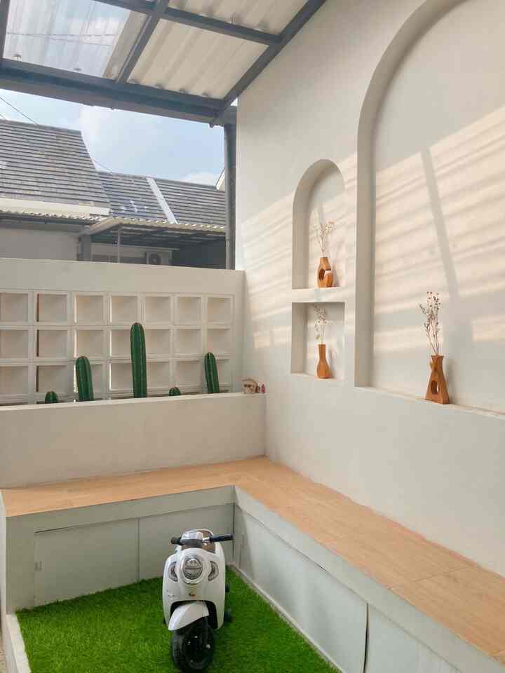 Haii tetangga online 🏡🤗

Tembok wall arch ini adalah bagian dari teras rumah kami. Tempat santai dan bermainnya anak-anak 🤗

Karena banyak yg tanya ttg ukuran teras ini, berikut rinciannya yaa 🤗💞
Ukurannya mungil namum cukup untuk kita bersantai🤗

Semoga menginspirasi teman-teman yg sedang membangun teras ✨

#InspirasiTeras
#TerasMinimalis
#WallArch
#WarnaCat
#CatExterior
#RakSusunKayu
#RumputSintetis
#LantaiKayuDecking
#IdeTerasMinimalis
#VasBungaKayu