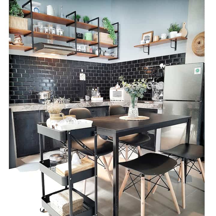 because the kitchen & kitchen set are all open so the storage space is also clearly visible, some are stored in a 3-tier trolley like daily glasses & bowls, jars, spoons and forks, some are stored in the upper kitchen cabinet like cooking spices, rarely used bowls, pans, while in the lower kitchen cabinet are more large tools & rarely used such as blenders, toasters, tea sets and they are stored in a plastic storage box with a lid so that it doesn't get dusty & animals touch it 

#industrial kitchen #kitchensetterbuka #openshelving #kitchenorganization #ruangmakanrapi #openspace