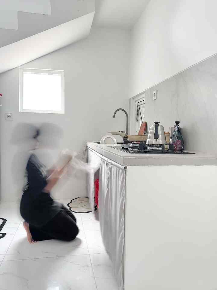 Cara Memaksimalkan Dapur Segaris 🤍
-
ukuran ruangan dapur dibagi menjadi 3 fungsi memasak, mencuci , penyimpanan , dan jika sudah jadi lantai 2nya bisa juga untuk akses lewat menuju lantai 2 , ukuran ruangan kurang lebih 240 cm x 285 cm 
-
untuk memanfaatkan dapur agar nampak rapi kita memasang gordern takashi ala Jepang dengan modal kain dan pipa beberapa meter ( disesuaikan ukurannya ) dan dijahit sendiri, hasilnya cukup membuat ruangan nampak rapi
-

#KitchenOrganization #tempatpenyimpanan #ruangmakanrapi #dindingdapur #toptabledapur #gordendapur #angkahouse #minimalis