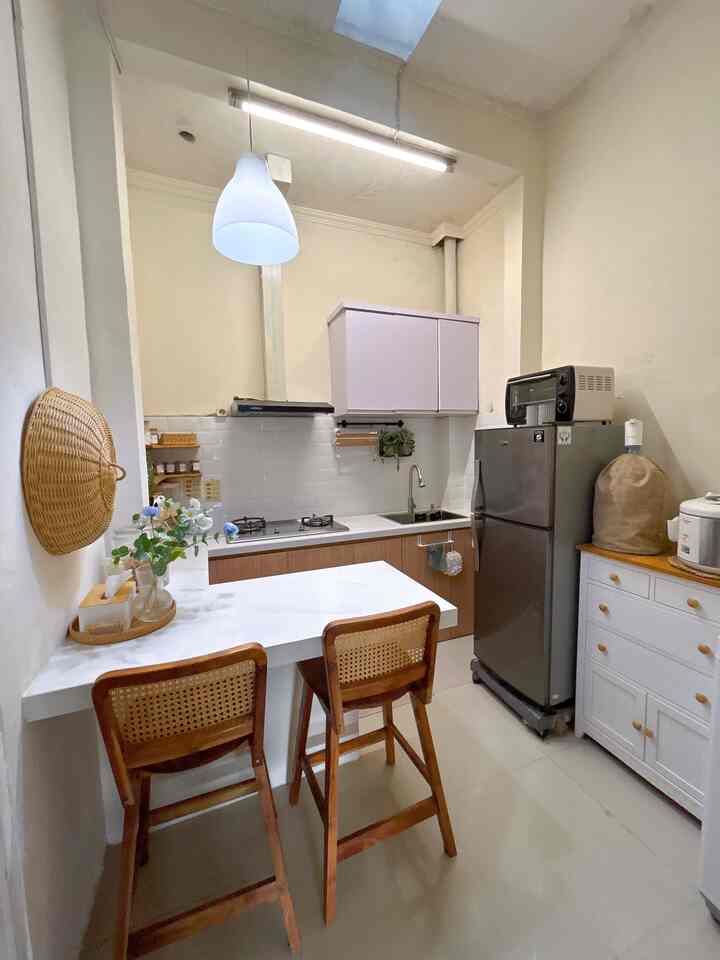 Memaksimalkan ruang terbatas di dapur sekaligus ruang makan, dengan memasang kitchen set untuk penyimpanan peralatan makan. 
Di sudut dapur saya tambahkan ambalan untuk menyimpan toples bumbu agar terlihat rapi dan aesthetic.

#KitchenSet #Cat #LampuGantung #KeramikBevel #KursiBarRotan #TudungSajiRotan #ToplesBumbu #TempatBawang #KomporTanamStainless #KitchenOrganization #RuangMakanRapi