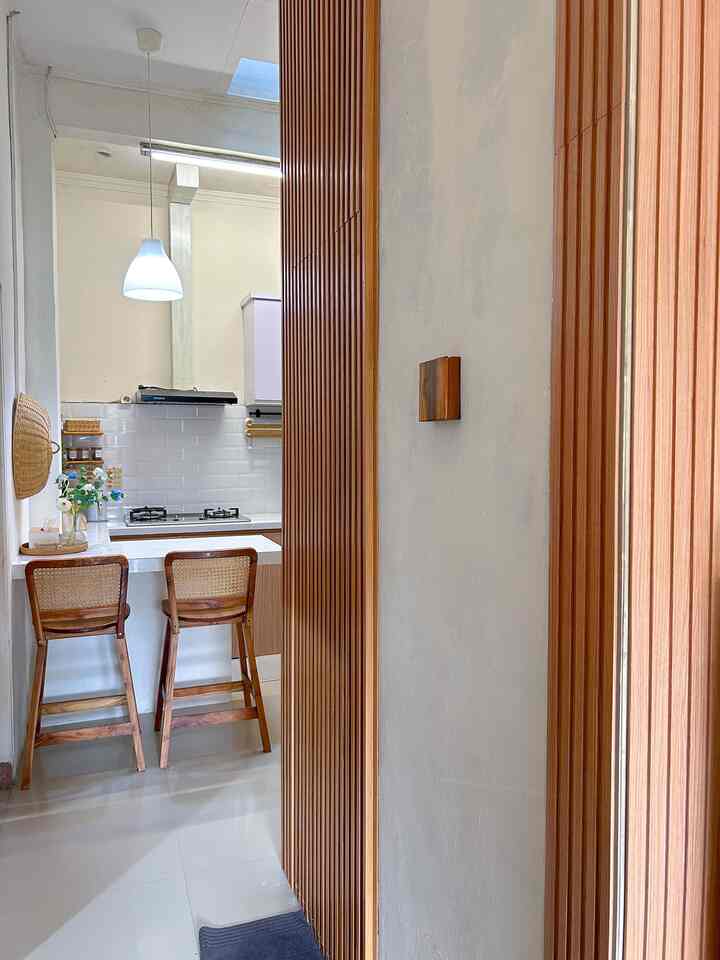 Dengan budget 700 ribuan (belum termasuk jasa tukang) pintu kamar mandi disulap jadi pintu kamuflase agar look nya lebih menarik. 

Untuk membuat pintu kamuflase, saya menggunakan material WPC berukuran 3 meter. 

#KamarMandiMinimalis #WPC #Cat #FrameSaklar #GranitKamarMandi #CerminOval #AmbalanDinding #MaterialRenovasi #MaterialMurah
