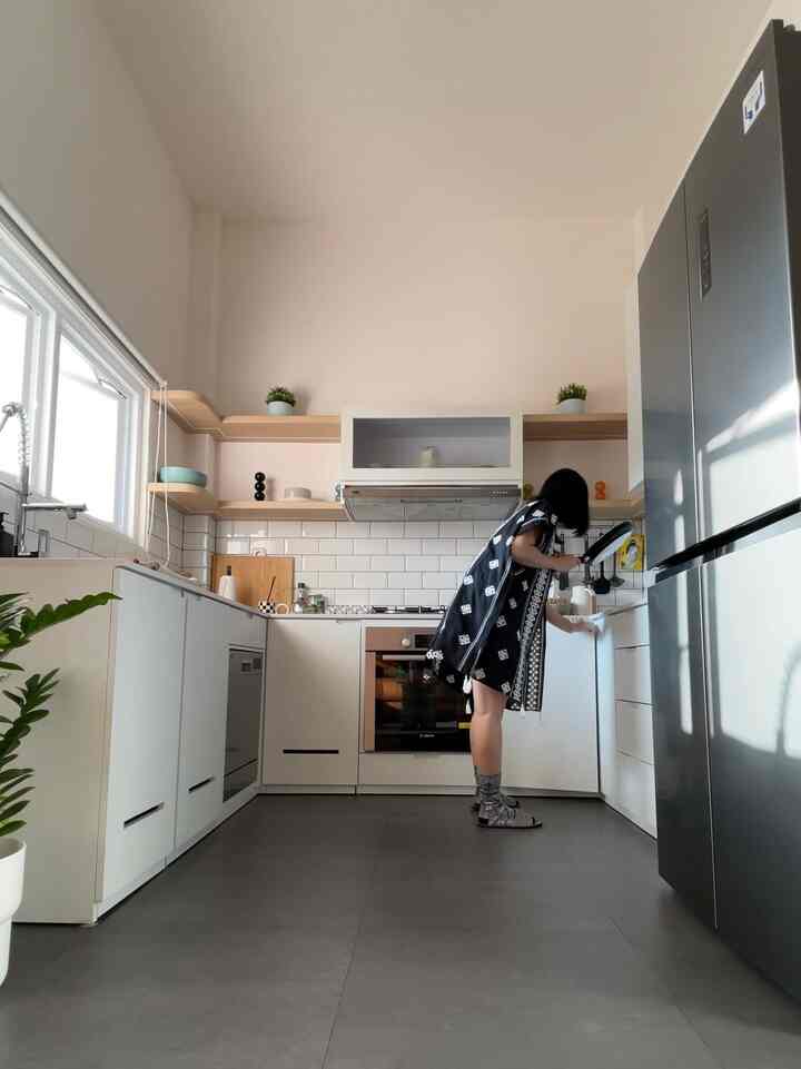 Semakin kecil rumah, semakin harus dipikirin tata ruangnya. Gimana caranya tetep rapih, walau punya banyak barang? Tanpa bikin sempit/ditumpuk-tumpuk… 📦

HIDDEN STORAGE is a must sih! Kayak di #RumahSeupil nih hidden storagenya banyak. Di dapur ada, di bawah tangga pun ada. Untuk dapur sendiri, keliatannya emang compact, tapiiii muat banyak loh. Kabinet kitchen setnya full ku jadikan storage…

• sebelah kiri (foto) : storage gas & cleaning supplies
• sebelah kanan (foto) : alat makan (drawers), alat masak, stok makanan
• hambalan : alat makan estetik

Jadi barang2nya kayak sedikit, tapi sebenernya banyak. Cuma nyumput aja 😆

#KitchenSet #KitchenSetMinimalis #DapurDepan #DapurModern #KitchenOrganization #RuangMakanRapi #KitchenStorage #PenyimpananDapur