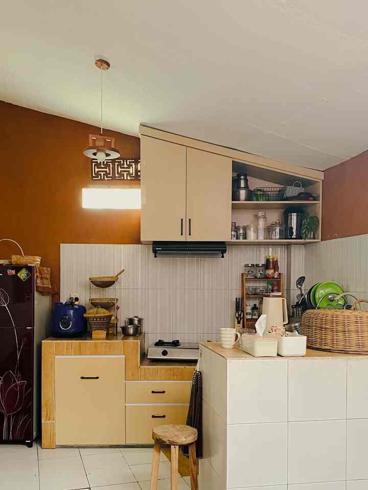 Memilih menggunakan set kitchen pada dapur menjadikan ruang lebih luas, dari dapur dengan luas 2 x 3 m ini banyak menciptakan makanan untuk keluarga kami. 

#inpirasirumahsederhana 
#rumahnyamansederhana
#dapur #rumahminimalis #omahuvie 
#dekorrumah #shareproduk