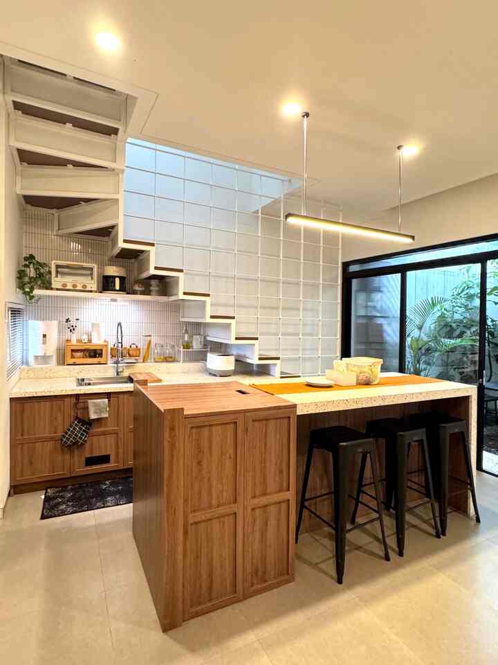 Dengan keterbatasan ruang kami memanfaatkan bawah tangga menjadi area dapur. Tidak banyak kabinet yang kami buat agar ruangan tidak terlihat terlalu padat.

Kami mengorganisir segala perlengkapan masak, makan dan perbumbuan untuk disimpan di dalam kabinet yang sudah disediakan agar dapur tetap terlihat clean dan rapi.

Meja island sengaja dibuat cukup besar untuk dijadikan area memasak, memotong dan menyiapkan masakan. Meja island pun kami jadikan meja makan, dengan menutup area kompor dengan sistem pocket door meja island menjadi lebih luas.

#kitchenset #kitchensetminimalis #kitchensetbawahtangga #mejaisland #kursibar #lantaigranit #lampugantung #KitchenOrganization #RuangMakanRapi
