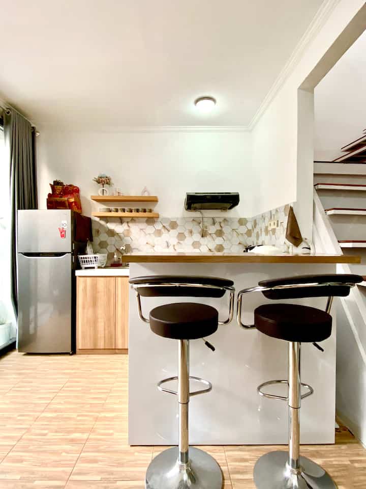 Dapur minimalis. Belum ada lemari atasnya, karenaaa :
1. Peralatan dapur yang memang masih belum banyak, jadi lemari bawah udh muat semua.
2. Ditambah ada Meja Bar yang dibuat lemari bawahnya untuk penyimpanan, semua bumbu dan lainnya masuk disitu, jadi terlihat lebih rapi.
3. Ambalan untuk penyimpanan cangkir, niatnya hanya untuk sementara tapi ternyata setelah di pasang jd bagus juga.
4. Budget terbatas 😂

Dari awal buat dapur ini, langsung request untuk meja bar yang bisa di geser. Kalau ada acara & lainnya bisa lebih leluasa. 
#KitchenSet
#KitchenSetMinimalis
#KitchenOrganization
#RuangMakanRapi

