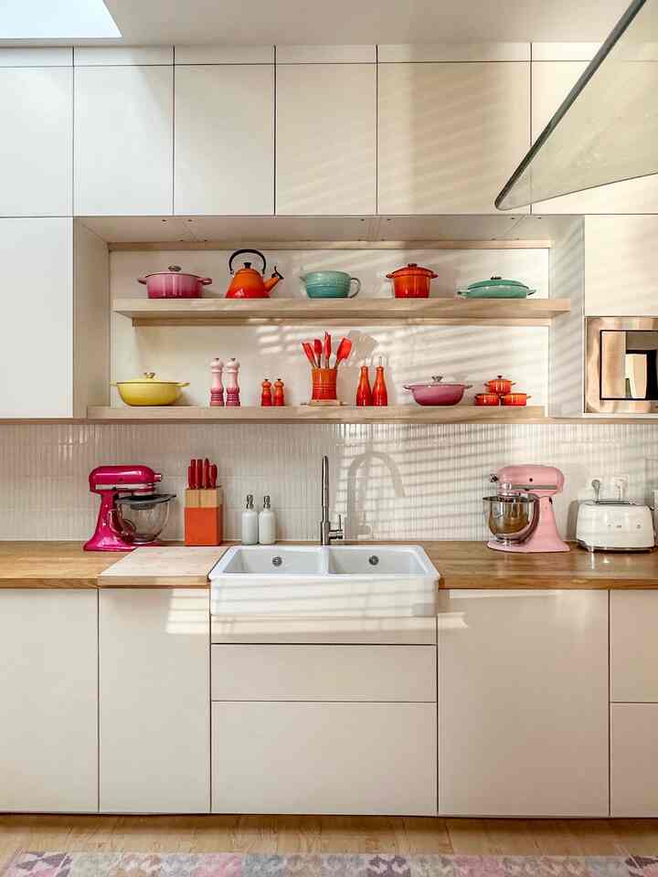 Akhirnya memberanikan diri untuk membuka kabinet-kabinet dapur. Sebenernya dalamnya ya standard aja, cuma ambalan-ambalan. Agak malu karena berantakan. Pengennya terorganisir dengan rapih senada pake box-box yang rapih gitu kaya orang-orang, tapi udahlah ya, kalau ditutup kan ga keliatan dosa-dosanya 😜. Selama semuanya punya rumah sendiri inshaallah terlihat rapih sih. Kita bedah seputaran sink aja dulu ya. 

Slide 1 
Tampak kabinet keseluruhan

Slide 2&3
Kabinet bawah sink, berisi 2 laci keperluan dapur, dan tempat sampah

Slide 4
Kabinet bawah sebelah kiri sink, berisi rak IKEA UTRUSTA pengering piring manual, jadi kalau abis cuci piring langsung taro ke bawah sini. Rak paling bawahnya untuk menampung air, bisa ditarik. Dulu rak pengering ini posisinya dikabinet atas, tapi karena buat anak-anak ketinggian jadi gue alihkan ke bawah. 

Slide 5
Kabinet bawah kanan sink. Bagian ambalan atasnya ada sterilizer/dish dryer buat piring gelas. Sengaja didesign diletakkan disamping bawah sink, dan sudah ada titik listrik didalam kabinet. Ambalan bawah tempat beras dan bumbu masak.

Slide 6
Perpancian yang sesekali digunakan, posisinya disamping rak pengering piring manual. 

Slide 7
Tangga IKEA BEKVAM buat mengambil barang2 dibagian kabinet atas

Slide 8
Kabinet atas, isi piring- gelas. Semula ini posisi buat rak pengering piring manual UTRUSTA. 

Satu TIPS sebelum membuat kitchenset, tentukan titik listrik supaya ga kekurangan stop kontak, dan terhindar dari pemakaian extention cable diatas meja kabinet.

#kitchensetminimalis
#ikeakitchenset
#kitchenorganization
#ruangmakanrapi