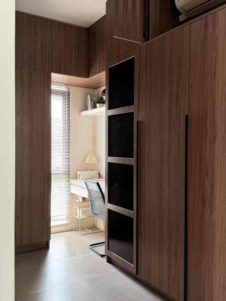 Pada saat proses mengisi furniture dirumah salah satu yang kami pertimbangkan adalah pemilihan setiap material dan bahan apa saja yang akan di aplikasikan khususnya dibagian interior. Banyak pertimbangan dari segi budget dan keinginan kualitas yang baik.

Idealnya khususnya untuk pintu kamar mandi banyak orang menggunakan kaca moru, tapi dengan pemikiran budget yang lebih ramah kantong dan look nya tetap sama kami memilih menggunakan polikarbonat. Yang sekilas terlihat sama tapi jelas dari harga berbeda.

Bahan polikarbonat kami aplikasikan juga pada pintu lemari wardrobe agar isi dalam lemari tetap terlihat privasi tapi dari luar tetap terlihat estetik✨

#pintukamarmandi #workingspace #wardrobe #pintulemari #polycarbonate #polikarbonat #tacohpl #MaterialRenovasi #MaterialMurah