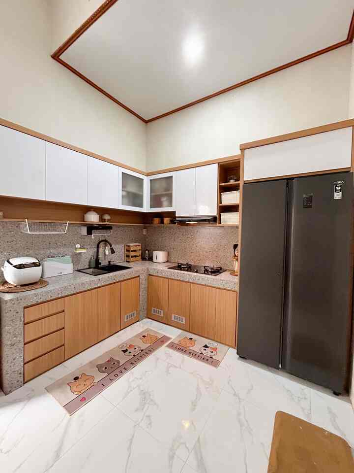 Dapur L Zias Home! 💫

Jadi di dapur yang tak luas ini kami menyimpan cukup banyak barang2 di dalam kabinet. Selain terlihat rapi, dengan adanya kabinet atas-bawah bisa menyembunyikan barang-barang yang warnanya tidak senada.

Berikut beberapa foto tempat penyimpanan yang dapat kami bagikan di area dapur kami.
Slide 4 : tepatnya ada disamping cooker hood ini, kami menyimpan beberapa stock perbumbuan dalam kemasan sachet. Kami masukkan kedalam wadah plastik.
Slide 6 : berisi bumbu-bumbu dalam bentuk botol kecil yang sering saya gunakan setiap masak. Posisi ini tepat ada dibawah kompor dengan tujuan agar kami dapat dengan mudah menjangkaunya.
Slide 7 : ada tempat khusus untuk menyimpan gas dan juga pisau/gunting
Slide 9 : di bagian ini kami simpan beberapa tepung, gula ke dalam jar kaca.
Slide 10 : sekat antara sendok/garpu orang dewasa dan sendok/garpu anak.

Semoga menginspirasi ya! 🫶🏻

#KitchenSet #KitchenSetMinimalis #PlafonPVC #WarnaCatRumah #WallpaperDinding #WallpaperEstetik #Cat #KitchenOrganization #RuangMakanRapi #RakDapurTarik #KabinetDapur #JarKaca #ToplesKaca #TempatSendokGarpu #RakDindingMinimalis #Dapur #InspirasiDapur #DesainDapur #RakPisau #Sink #KomporModena 