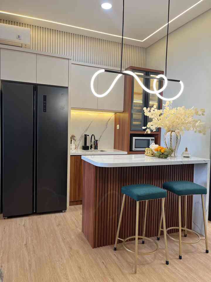 Ini adalah dapur bersih kami, duduk duduk sambil ngopi dan ngemil kami lakukan disini, alat alat elektronik seperti juicer, oven, microwave kami taruh disini, biar tetep rapi tapi tetap fungsional, kami menggunakan colokan pop up yg bisa disembunyikan di meja island, pompa galon ditanam di top table yang tersambung dengan galon didalam kabinet dapur, kabinet transparan jg kami lengkapi dengan rak laci untuk menyimpan kopi dan teh, laci island untuk menyimpan kotak bekal dan snack bekal anak anak #kitchenset #kitchensetminimalis #kitchenorganization #ruangmakanrapi #rakpiring #kitchenstorage