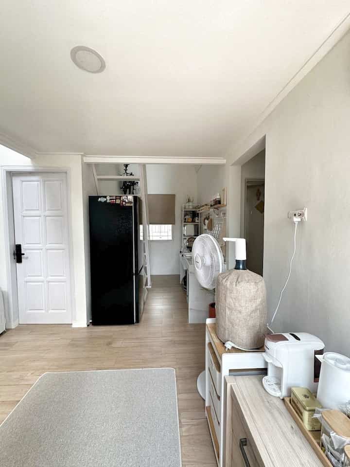 Dapur segaris ini memang tanpa kitchen set karena khawatir malah akan berkesan penuh dan sempit.  Jadi kami menyiasatinya dengan rak susun, rak bumbu dan ambalan kayu serta container box untuk menyimpan beberapa piring dan gelas.

#raksusunserbaguna #containerbox #rakbumbu #botolbumbu #papanhiasambalan #kitchenorganization #ruangmakanrapi #kitchenhook