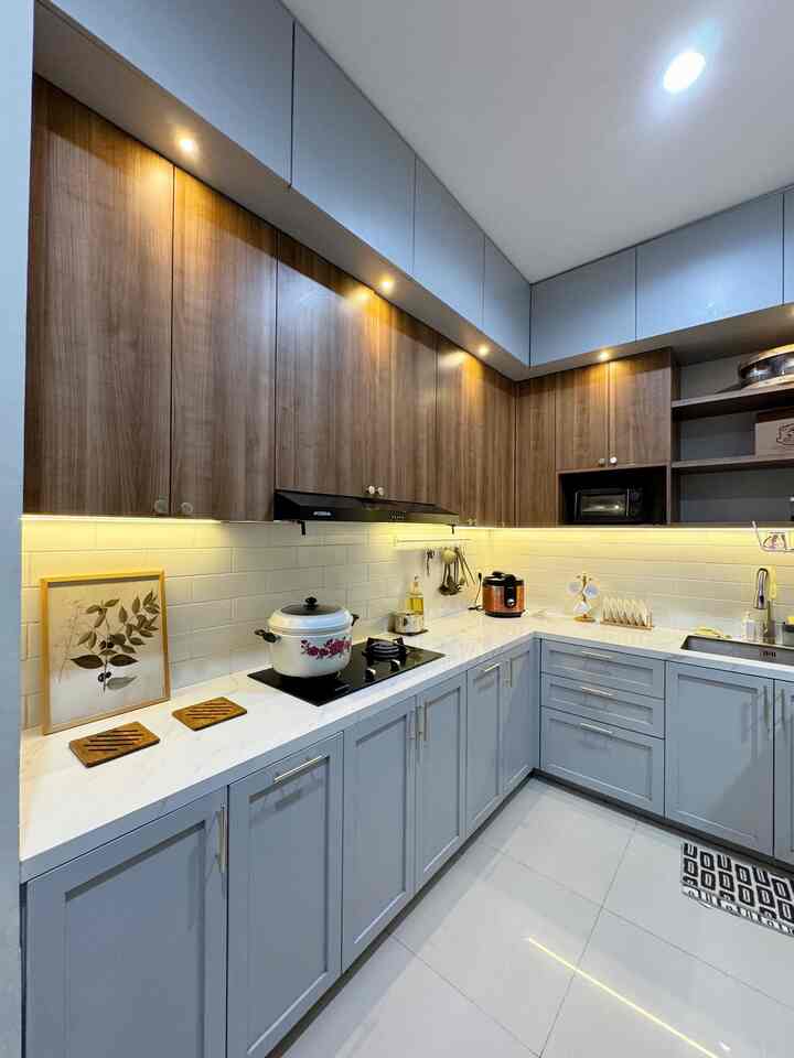 Dengan adanya Kabinet & Laci tersembunyi ini bikin dapur kecilku jadi lebih lega! Semua rapi, semua ada tempatnya 🤎

#KitchenSet / #KitchenSetMinimalis / #PlavonPVC / #WarnaCatRumah / #WallpaperDinding / #WallpaperEstetik / #Cat
 #KitchenOrganization #RuangMakanRapi
