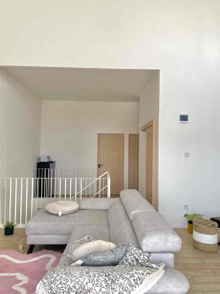 Instead of pakai kusen, di #RumahSeupil pintunya pake sistem pivot jadi langsung nancep aja ke tembok. 😆

Yes, lebih hemat! Karena kusen tuh kan lumayan ya… belum lagi bahan pintunya, lalu mortise, handle, dll. KAGET jujur ternyata mau bikin pintu banyak banget perintilannya. Kupikir yaudah: pintu aja 1 selesai, taunya enggak dong!

Berhubung pintu aku pivot, jadi aku ga perlu nyediain kusen. Langsung ke bahan utama dan handle set. Hemat budget 30% lah lumayan, plus pintunya aku ga pakai kayu solid, tapi blockboard dilapisi hpl yang motifnya sama satu rumaheun.

#MaterialMurah #MaterialRenovasi #PintuPivot #PintuMinimalis #PintuKamar #HPL #HandlePintu #PintuTanpaKusen